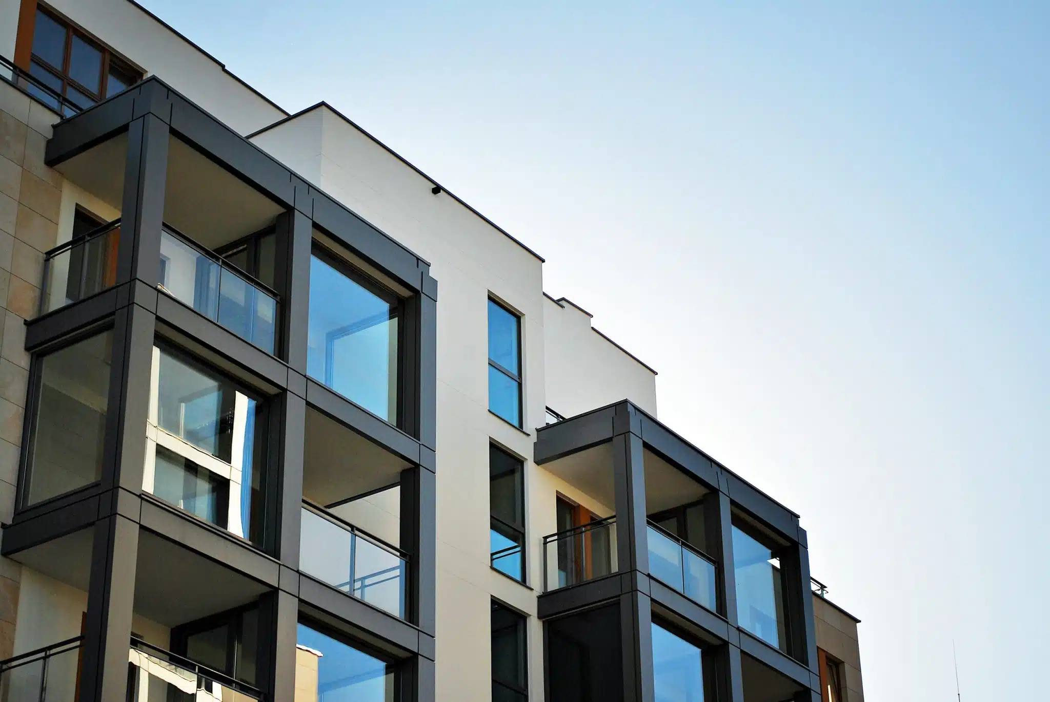 Modern apartment building Achat d'un immeuble de rapport : comment investir