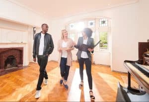 Un conseiller immobilier locatif fait visiter un investissement rentable
